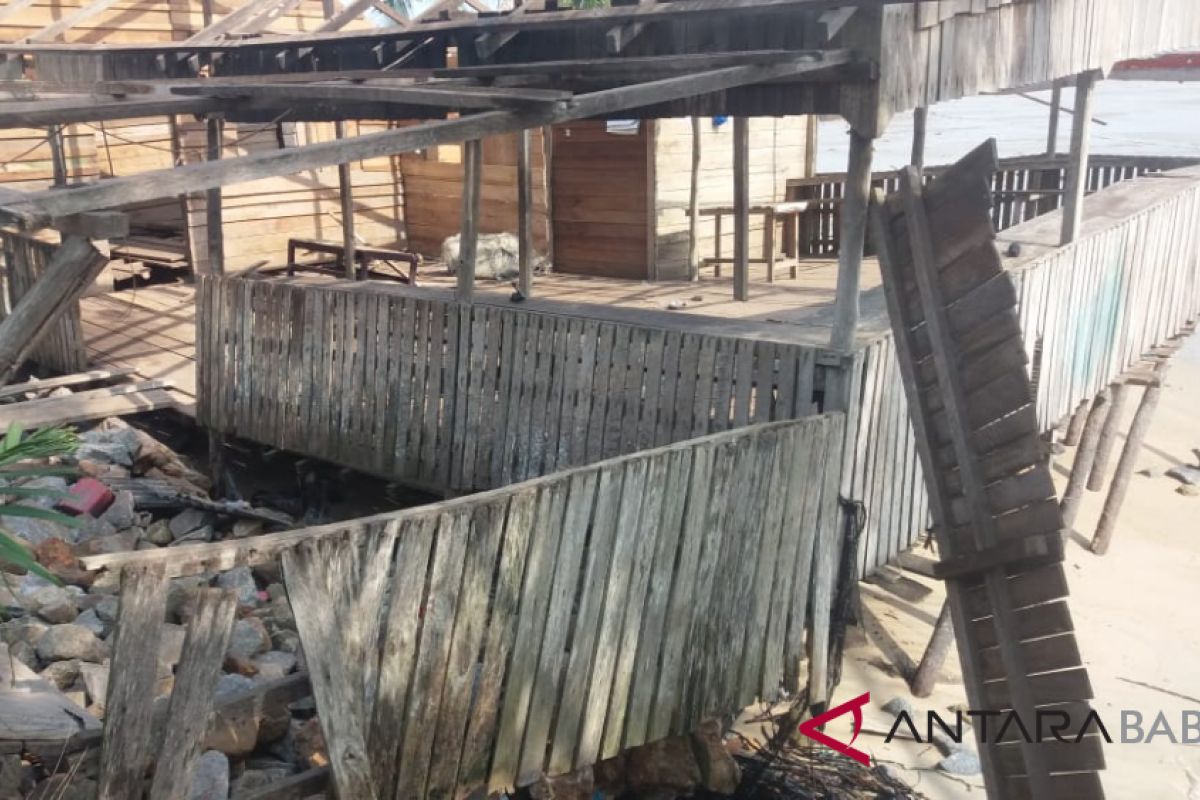 Satu rumah warga di Bangka Tengah rusak diterjang ombak