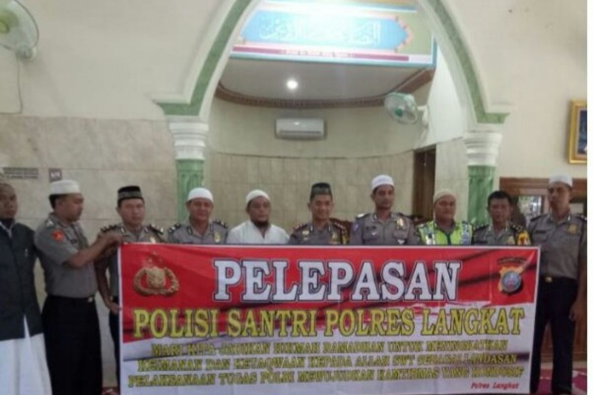 Kapolres Langkat luncurkan program polisi santri