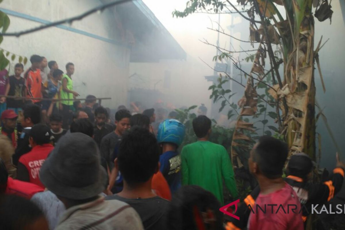 Kebakaran hanguskan delapan rumah di Belitung