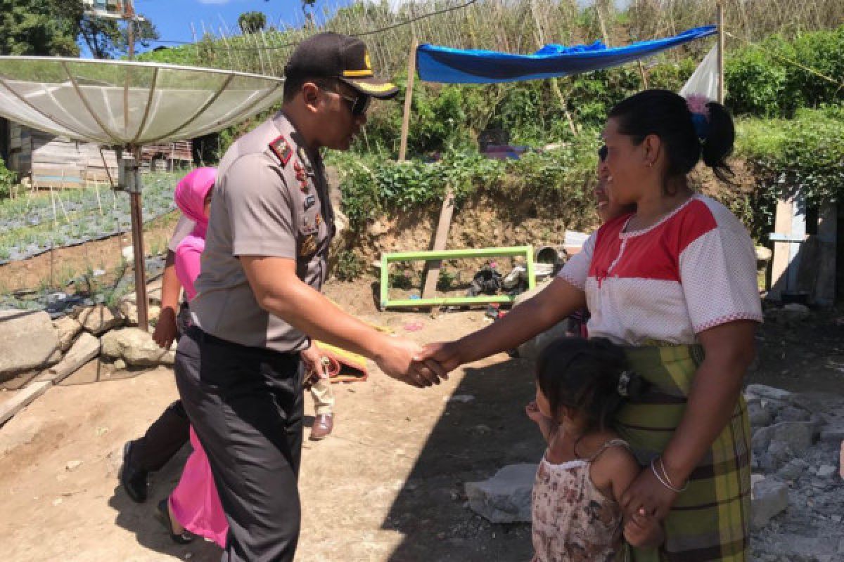 Polres Solok turut peduli korban gempa, serahkan bantuan sembako