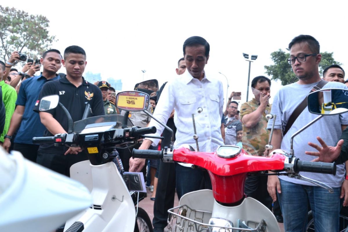 President Jokowi visits automotive show in Kemayoran