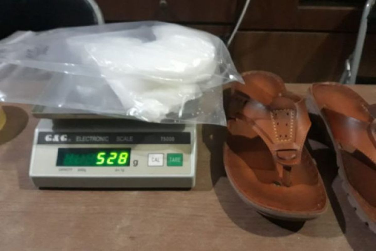 Sabu satu kilogram disembunyikan dalam sandal