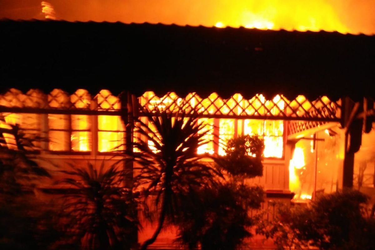 Petir diduga picu terbakarnya rumah dinas Bupati Sintang