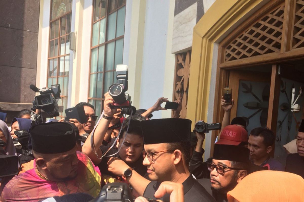 Anies disambut atraksi palang pintu di Setu Babakan