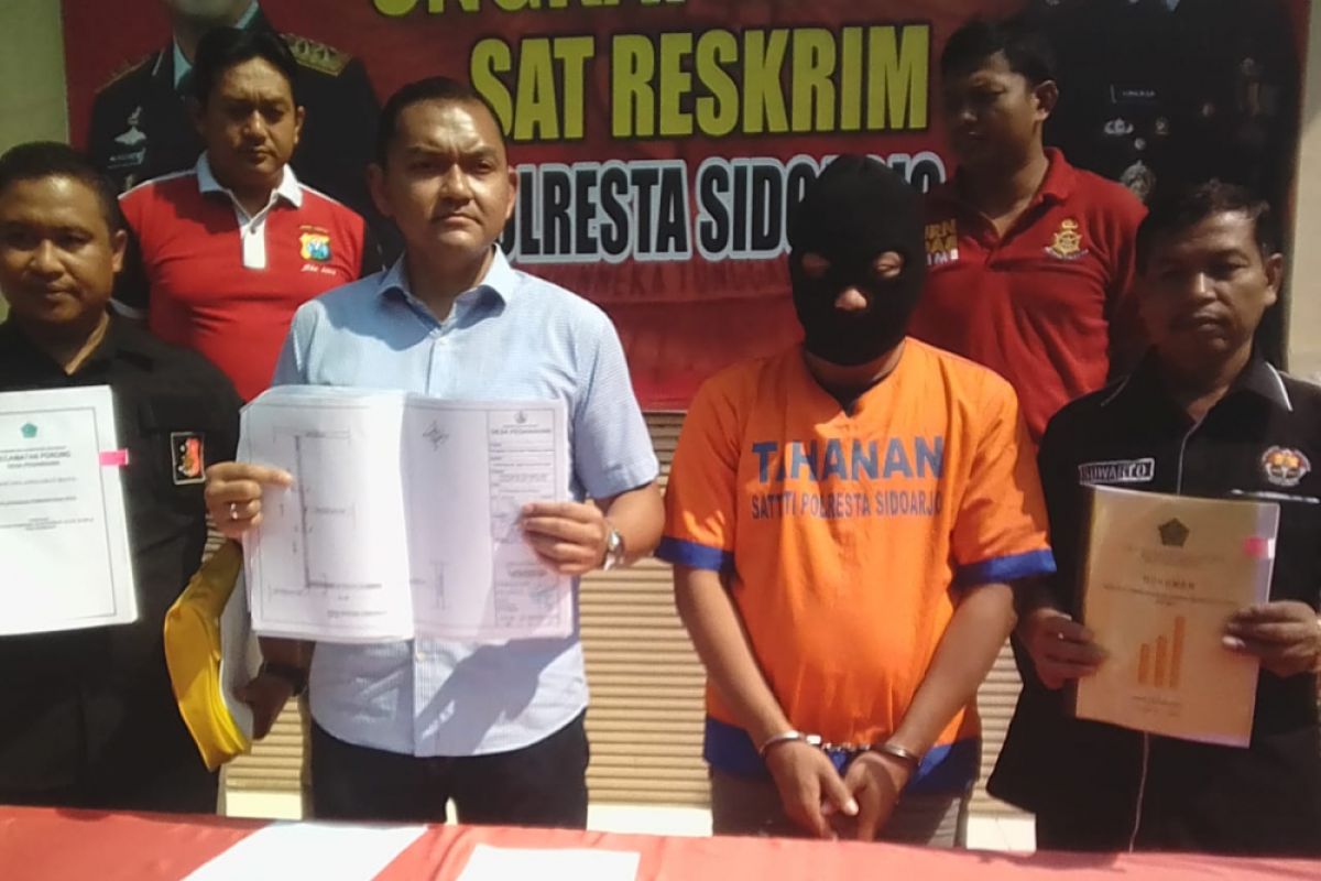 Polresta Sidoarjo Tahan Kepala Desa Kasus Korupsi