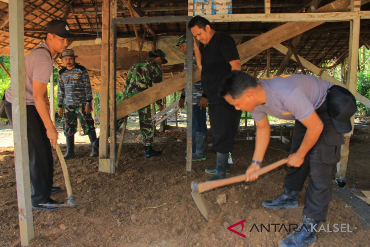 Polsek Pengaron kerahkan personel dukung TMMD Kodim Martapura