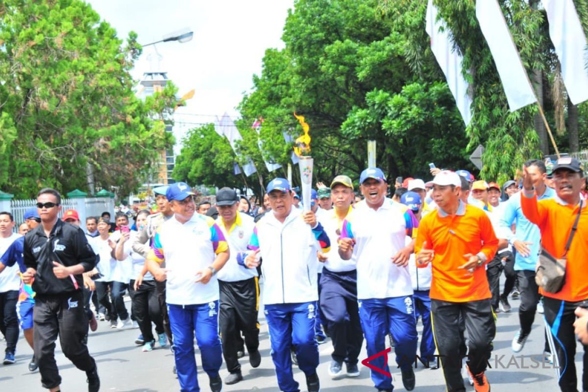 Gubernur, Kapolda dan Danrem lari pimpin kirap obor Asian Games etape terakhir
