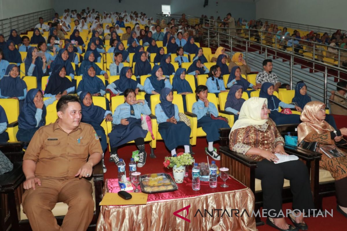 Bupati Bekasi berharap orangtua membiasakan anak-anak membaca