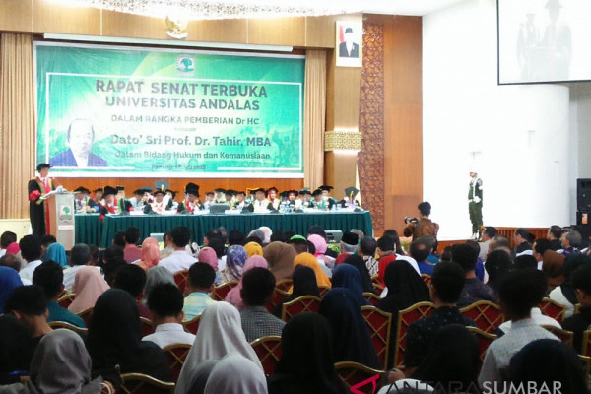 Tokoh Filantropi Indonesia Tahir mendapat doktor honoris causa dari Unand