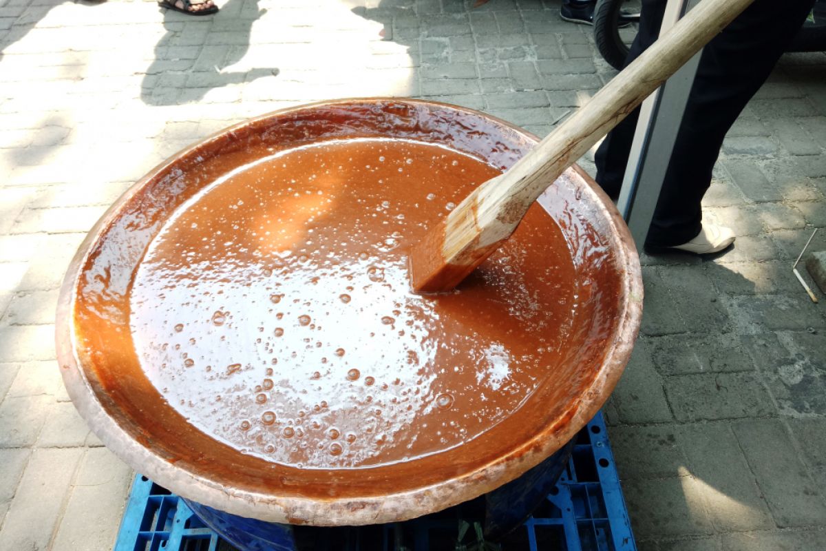 Melihat proses pembuatan dodol betawi di Setu Babakan