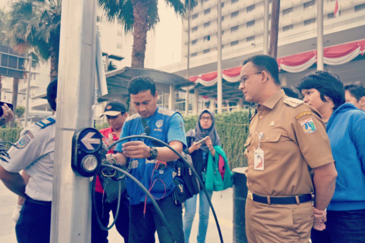 Anies Baswedan pantau langsung pemasangan Pelican Crossing