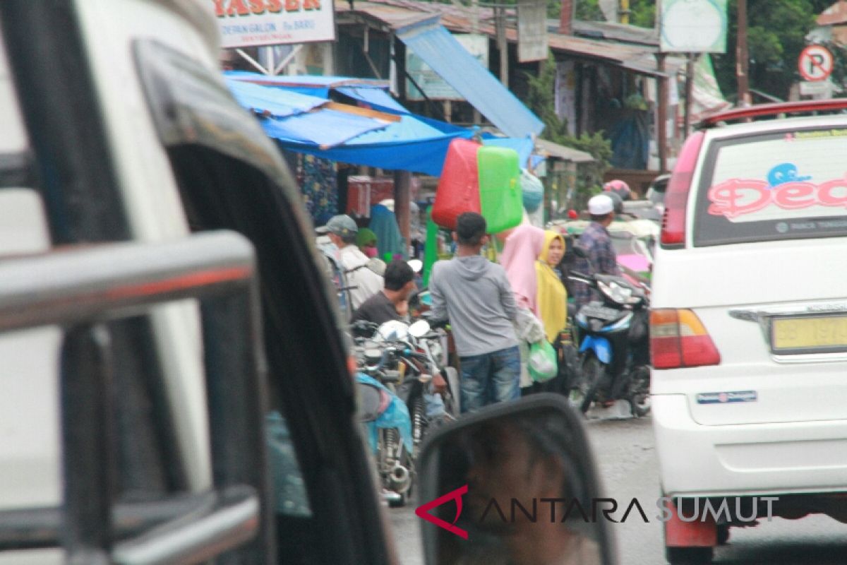 Jalan depan pasar baru langganan macet