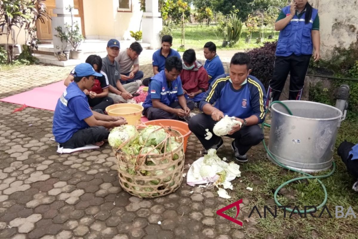 Relawan bantu siapkan makanan Pengungsi Gunung Agung