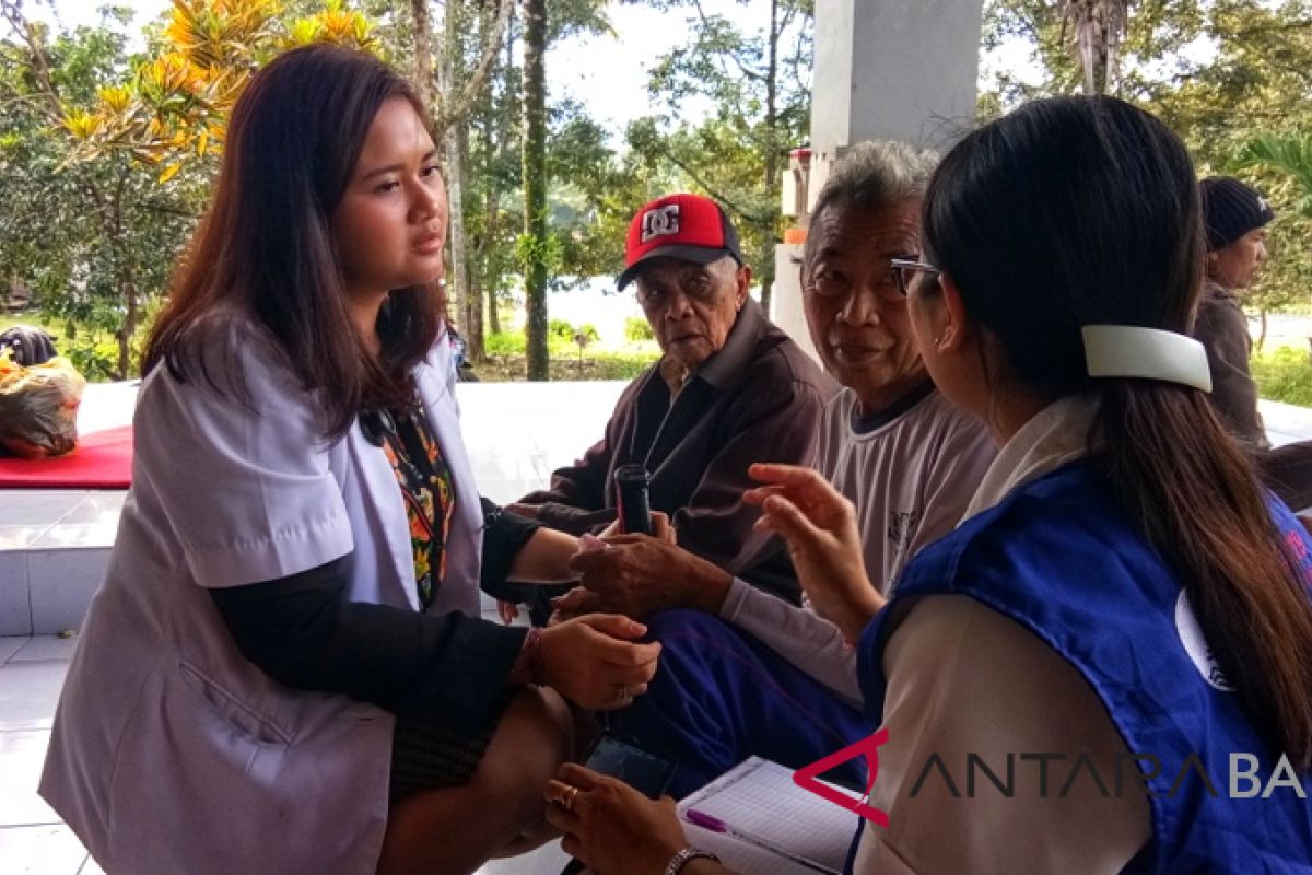 Tim medis periksa kesehatan pengungsi Gunung Agung