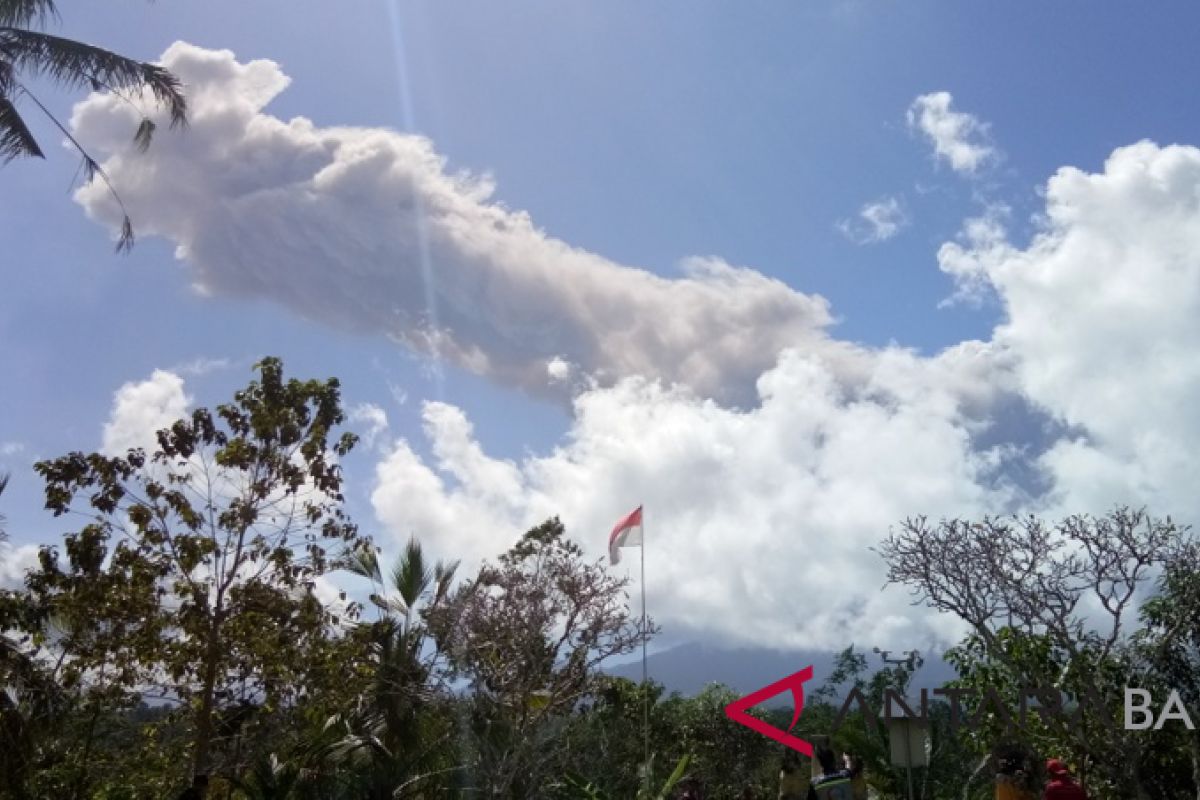 Mount Agung still continues to erupt: Jonan