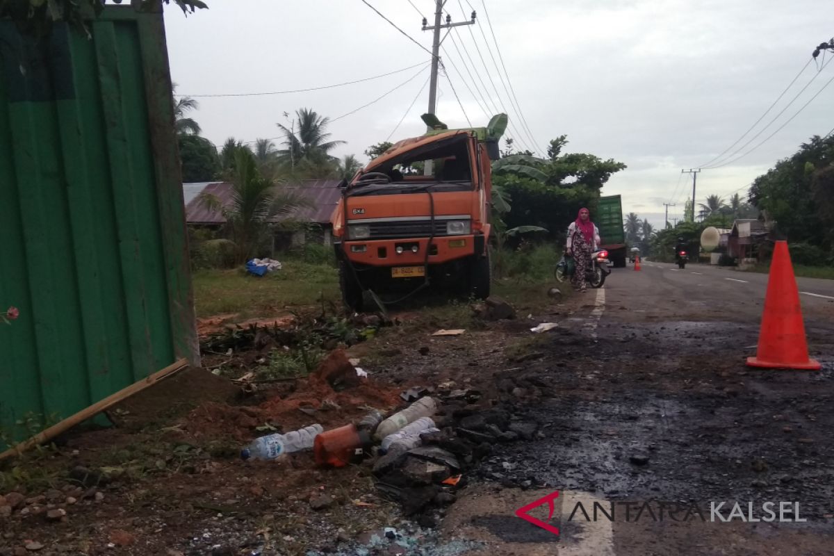 Kasihan sopir ini, sudah mobilnya terbalik dompetpun hilang