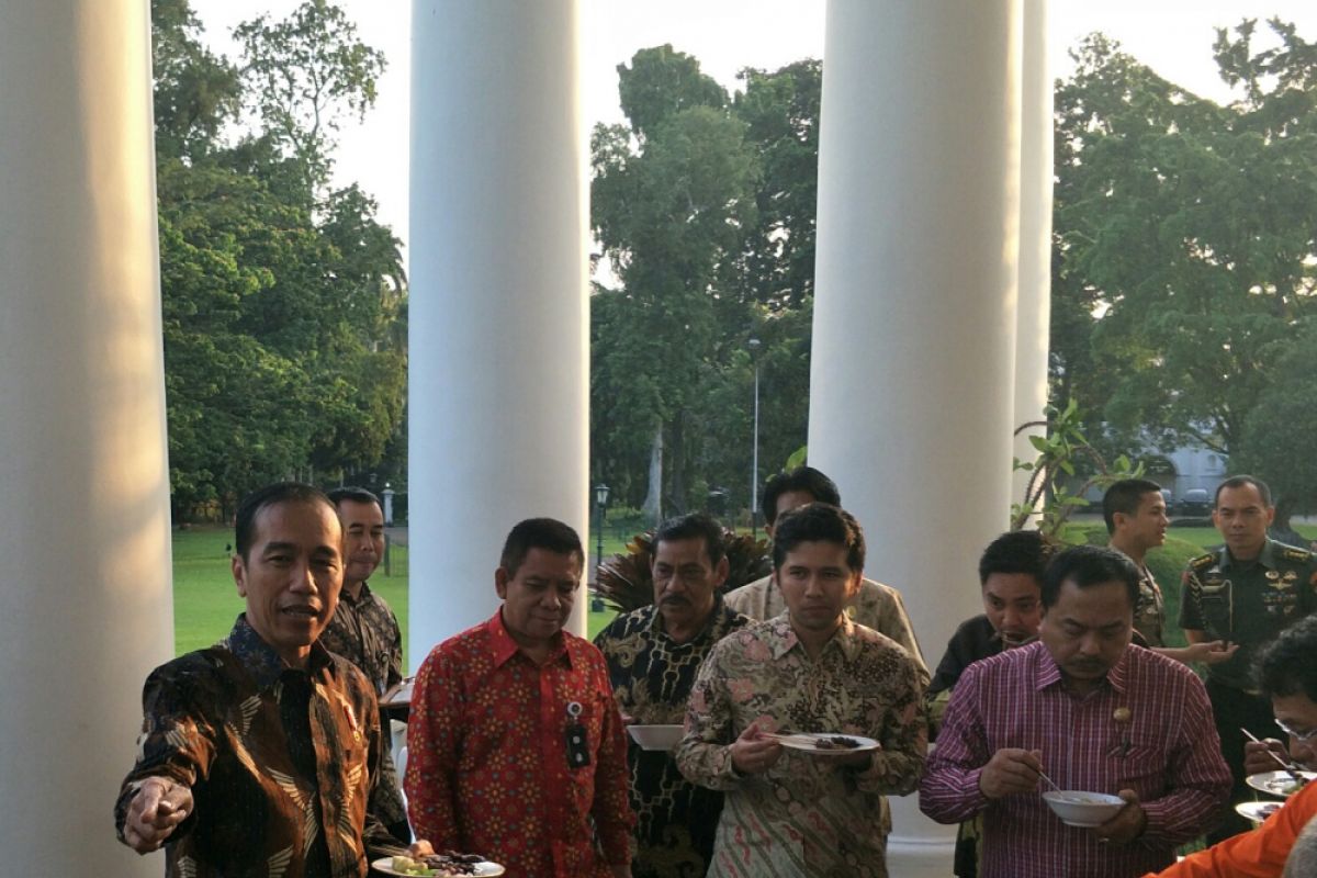 Presiden santap sate bersama bupati