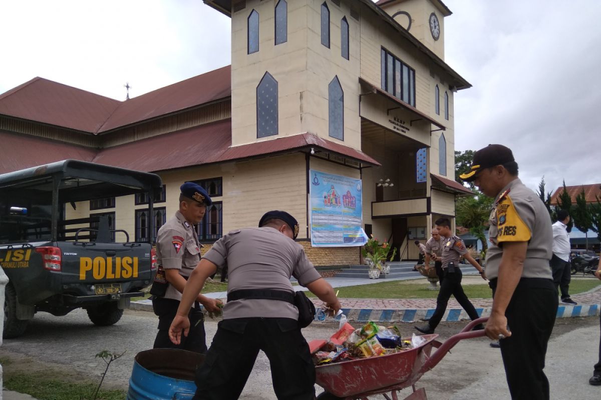 Peringati HUT bhayangkara, polisi bersihkan rumah ibadah