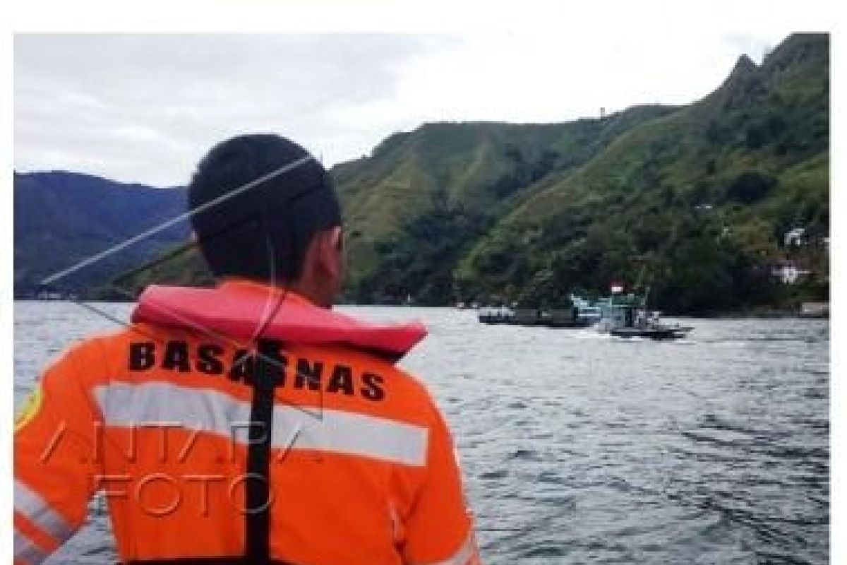 Kapal penyeberangan Danau Toba putus tali kemudi