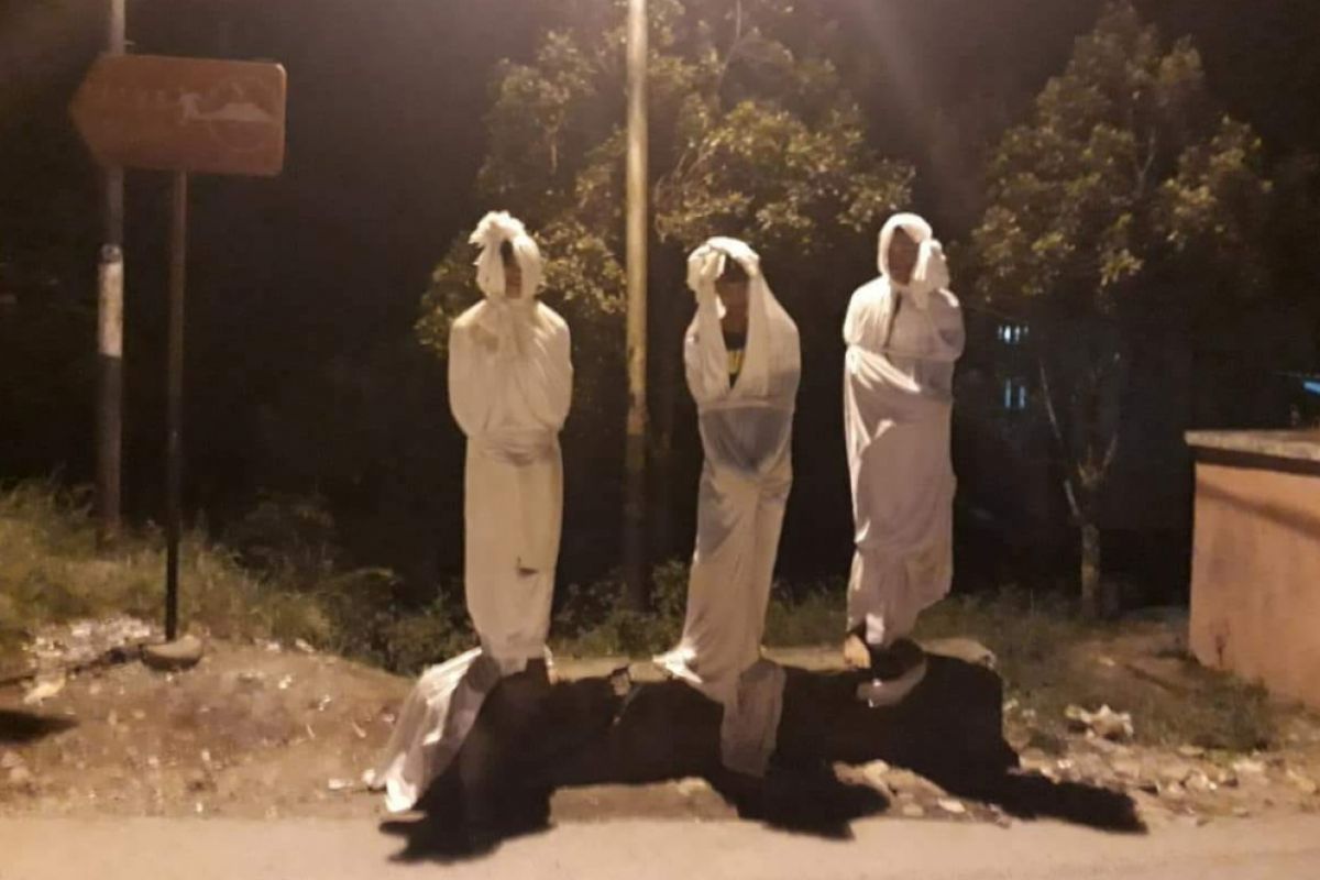 Tiga "pocong" yang menakut-nakuti warga Gunung Talang Solok dihukum berdiri di pinggir jalan