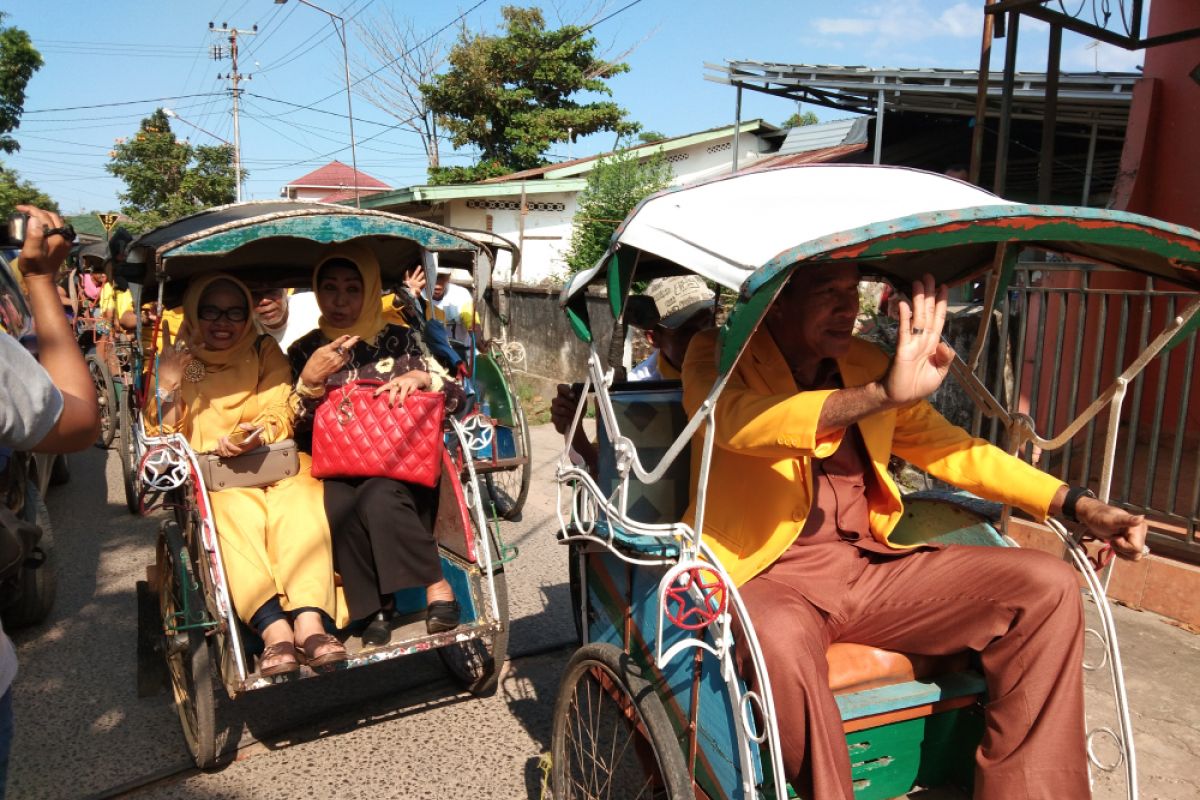 Pengurus Golkar Banjarmasin kendarai ojek daftar Bacaleg