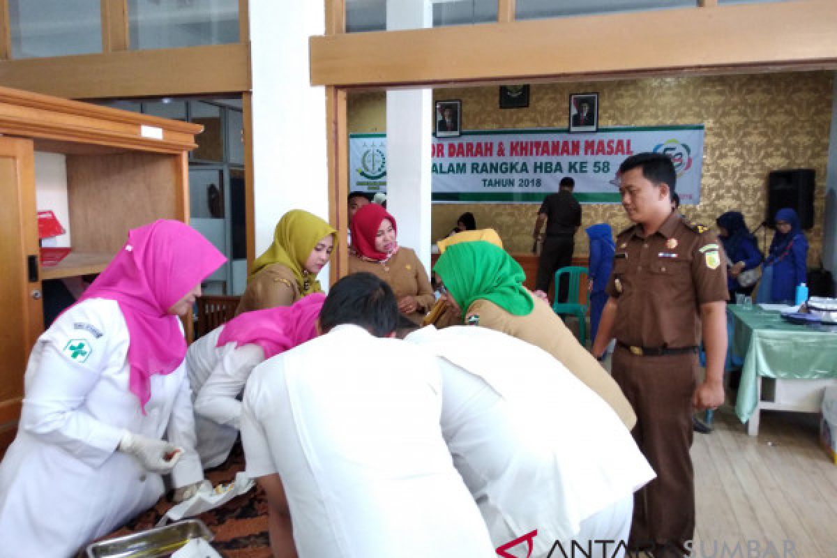 Kejari Solok sunat massal gratis 15 anak dari keluarga kurang mampu