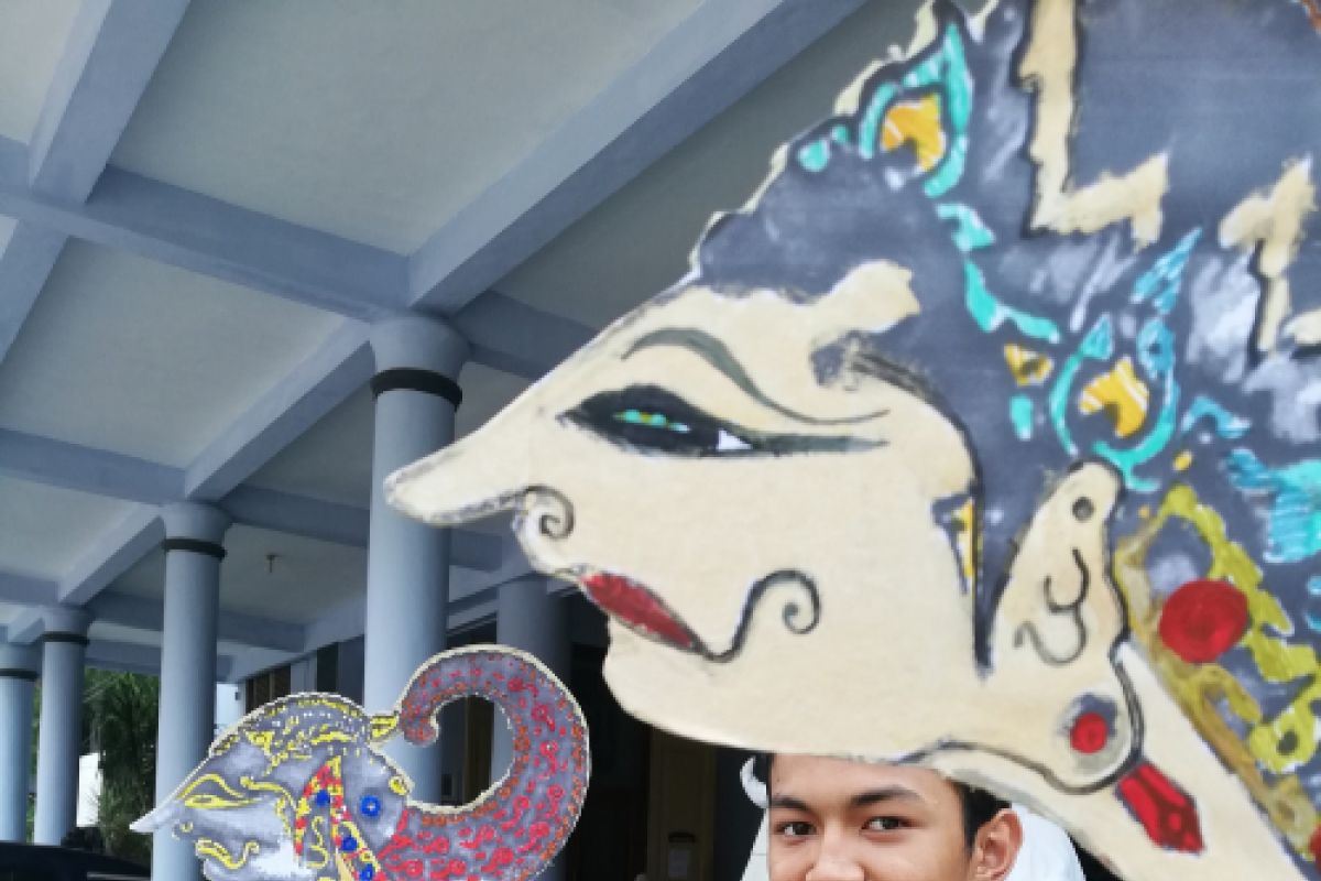 Masa orientasi, siswa bikin wayang