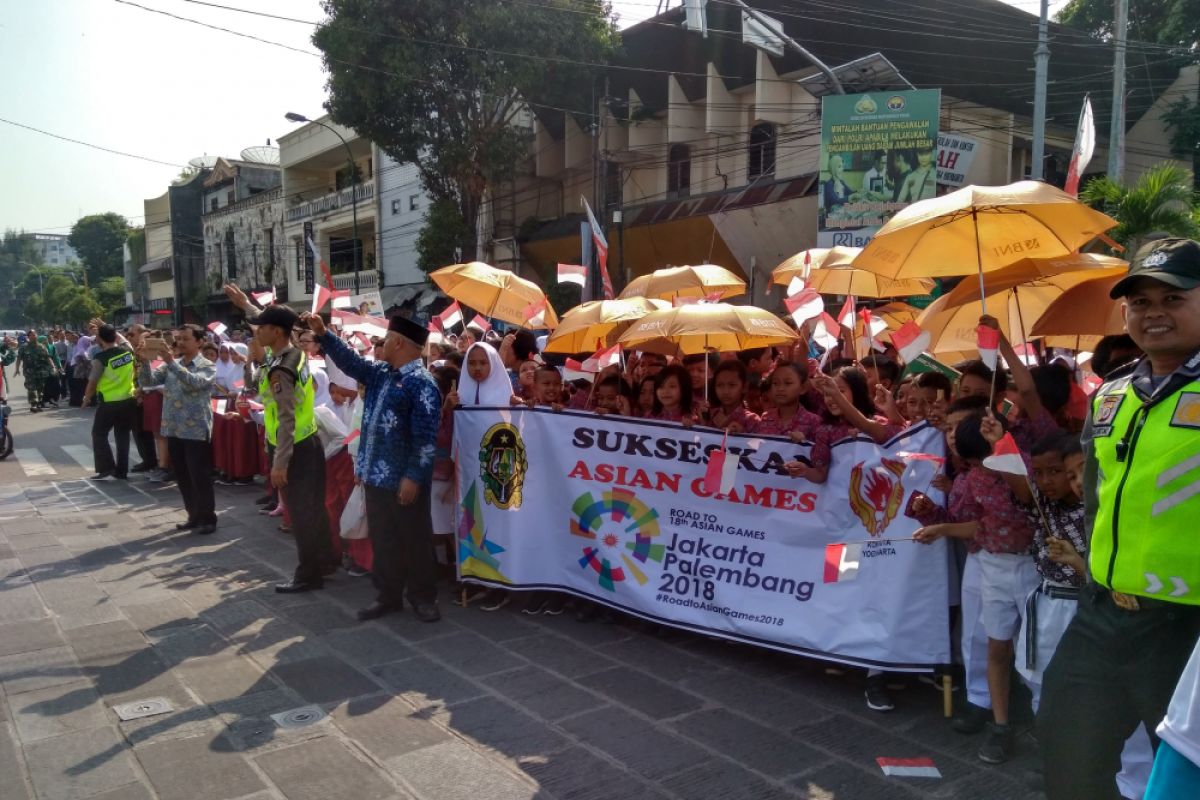 Thousands of students enthusiastically welcome Asian Games torch