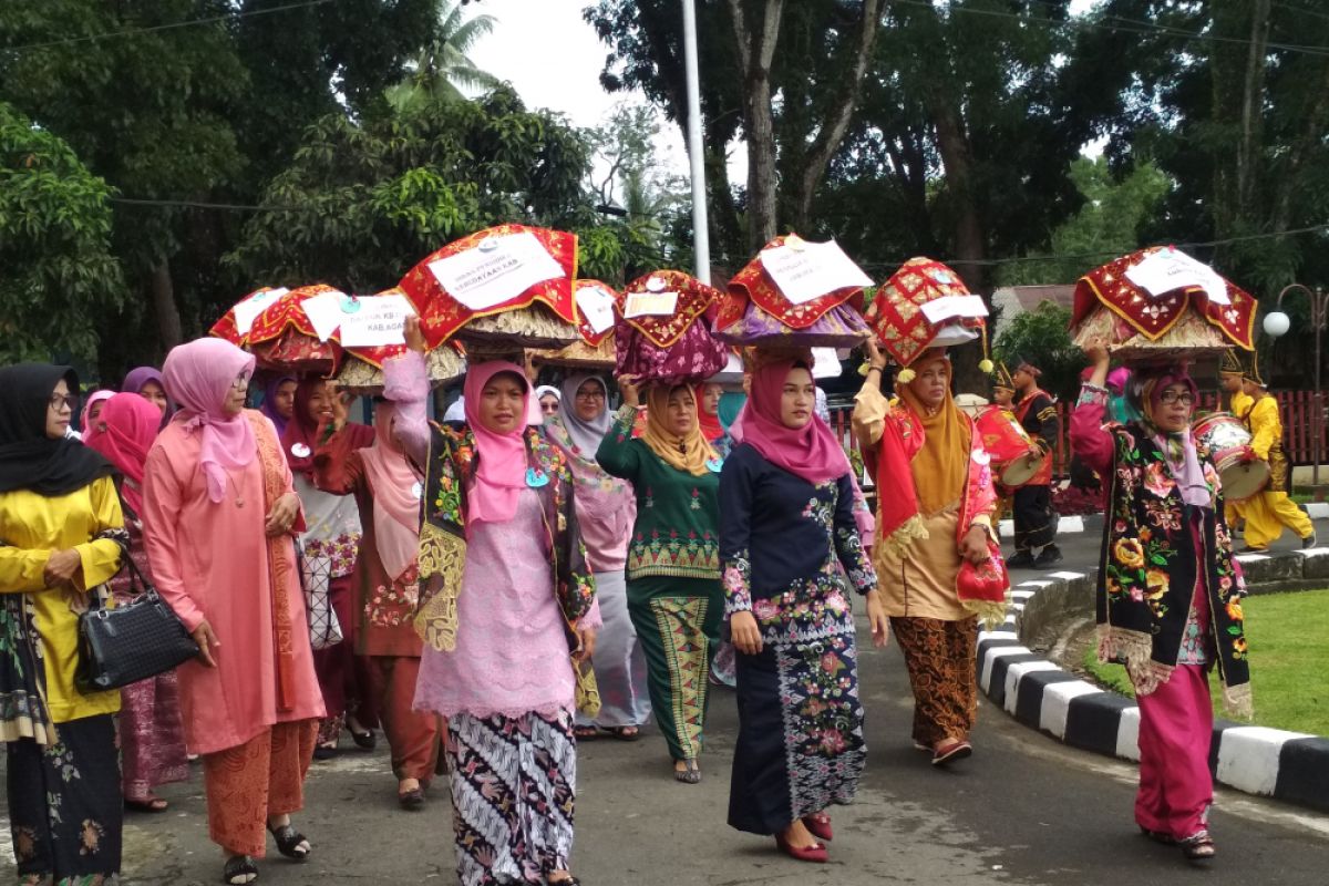 Arak-arakan dan makan bajamba meriahkan HUT Lubukbasung sebagai ibu kota Kabupaten Agam (Video)