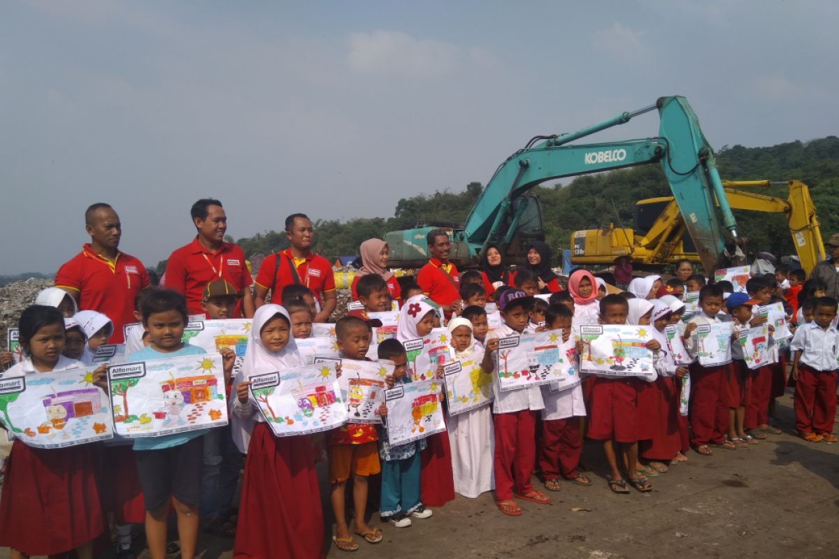 Alfamart Berbagi Kebahagian Dengan Anak Pemulung Galuga