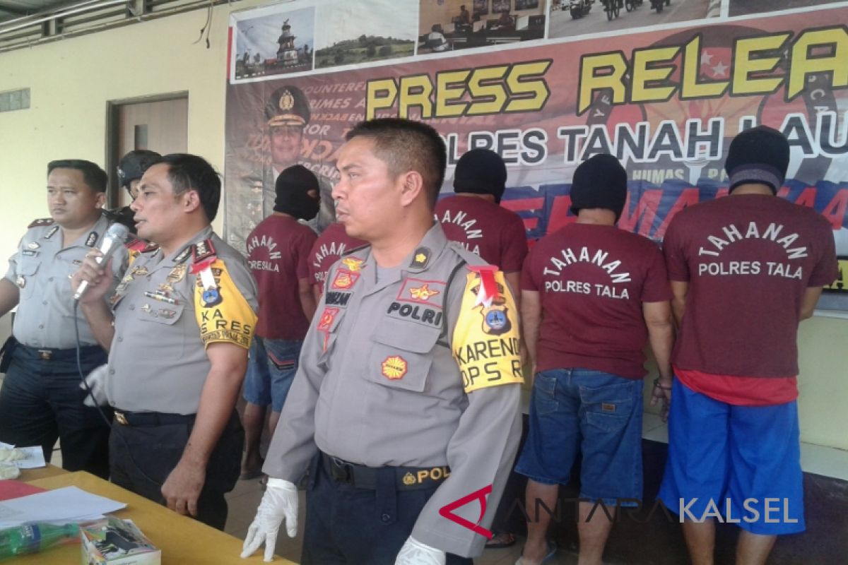 Polres  Tanah Laut Tangkap Lima Pejudi Domino