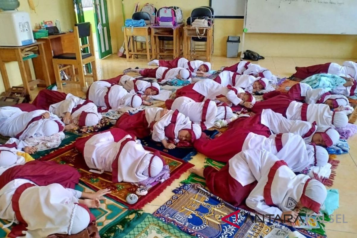 A private school in Barabai allows students take a nap