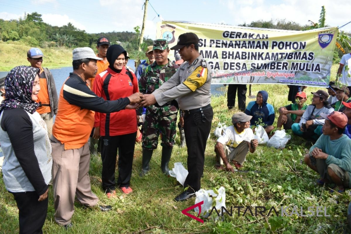 Bhabinkamtibmas plant tree together with Villagers