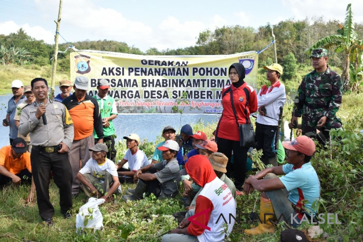 Bhabinkamtibmas bersama warga Desa Sumber Mulya tanam pohon