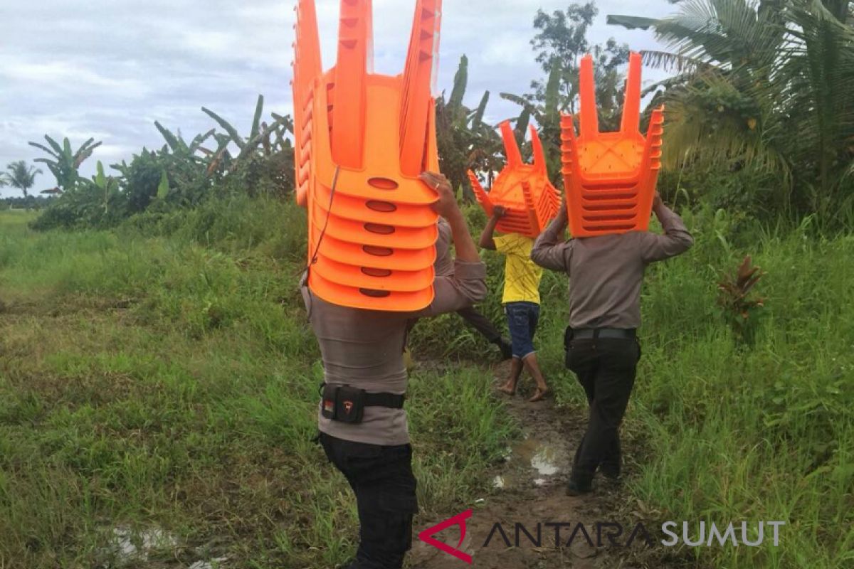 Polres Nias beri bantuan kursi kepada gereja