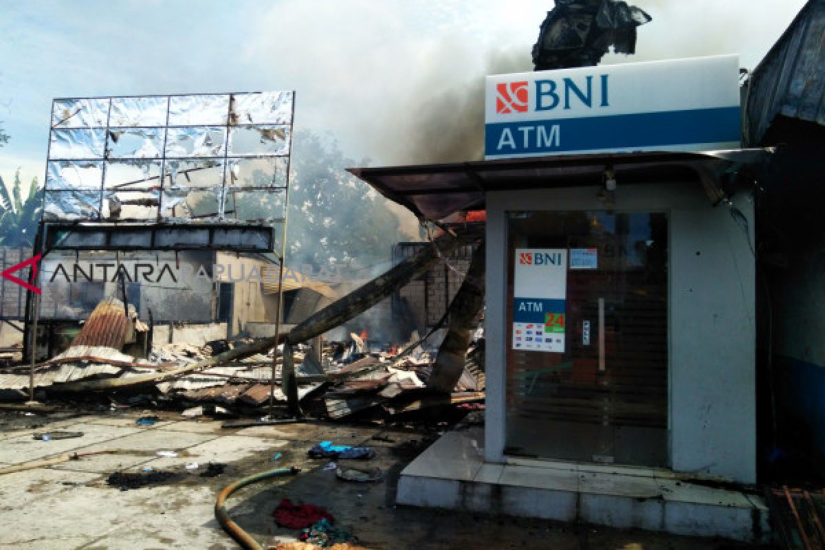 Primkopal Manokwari terbakar, sejumlah rumah makan ludes