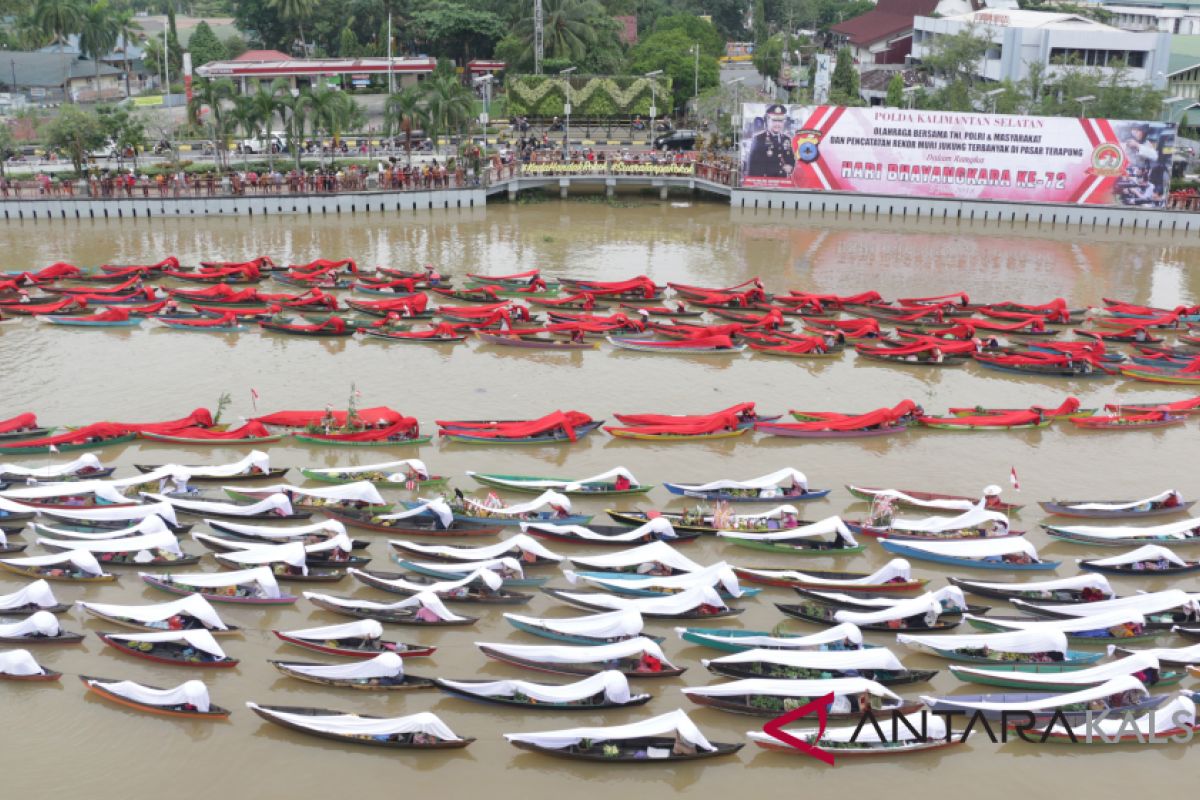 Police's Jukung parade sets MURI record