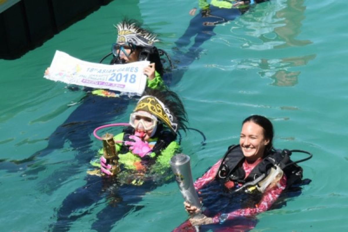 Istri Kapolri Perlihatkan Dukungan Perempuan Dengan Menyelam