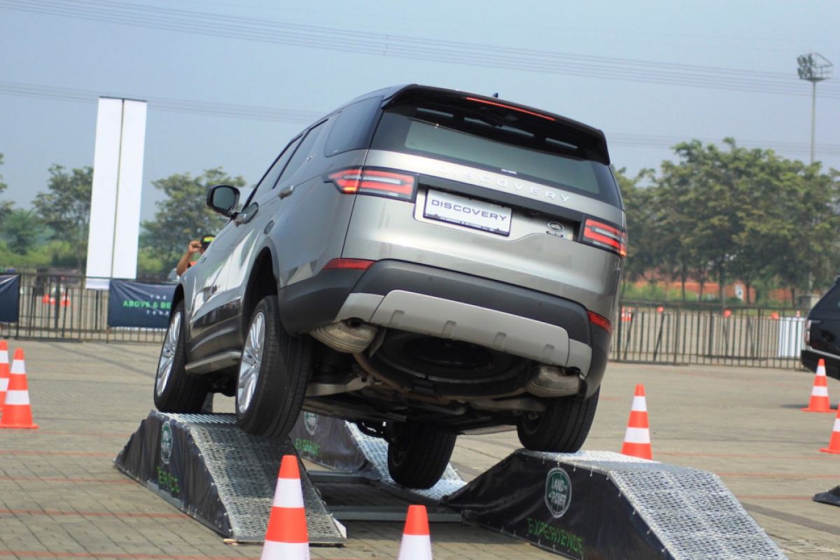 Jaguar Land Rover gelar driving experience global pertama di Indonesia