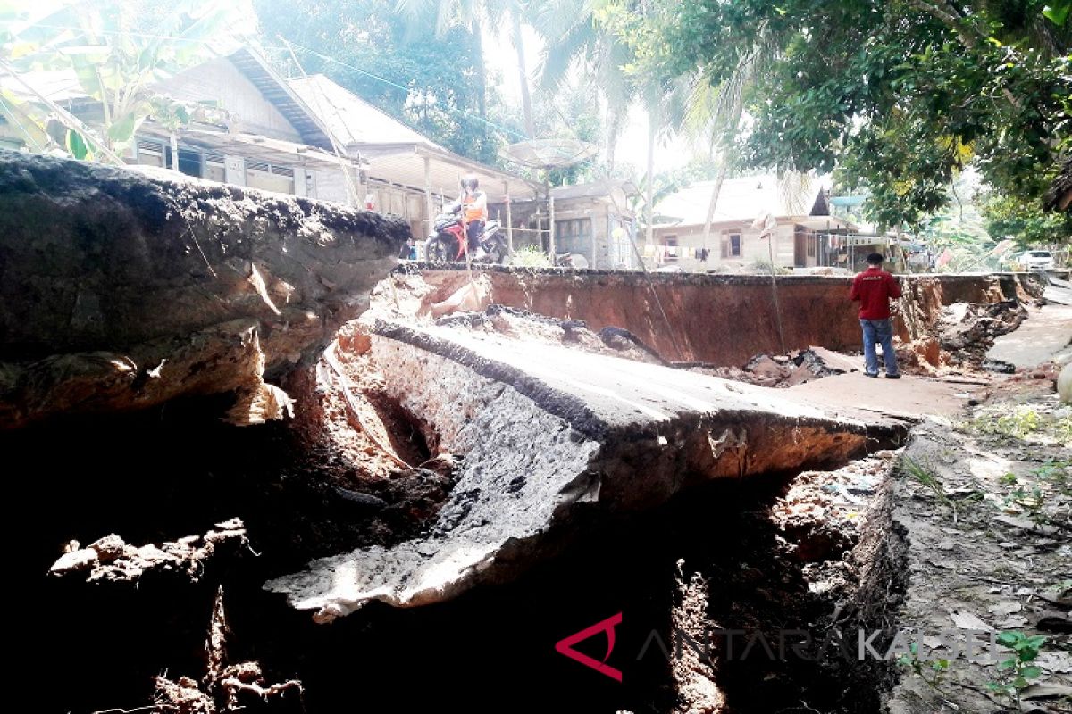 Video - Amblasan tanah Sisian Sungai Balangan terus terjadi