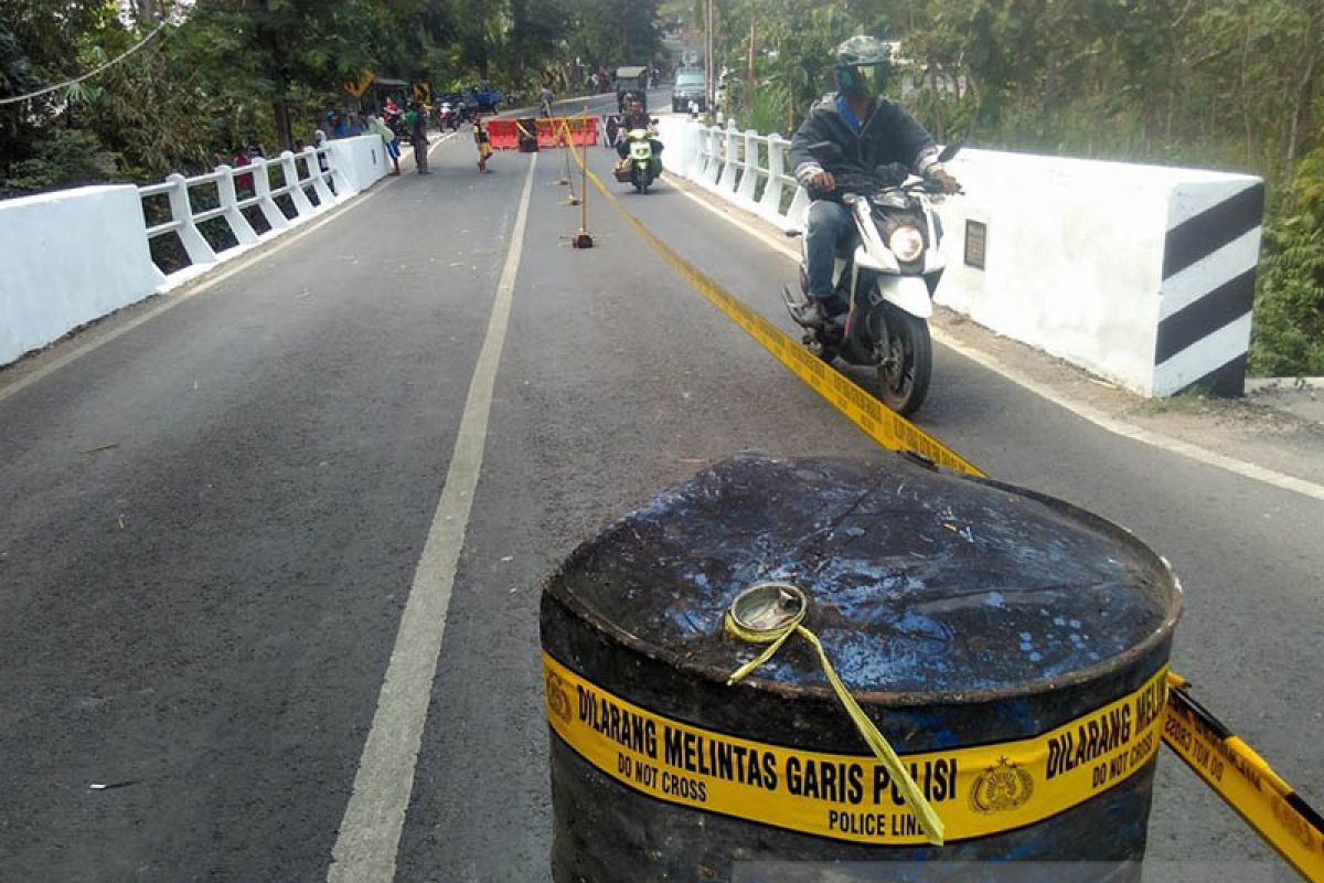 Polres Tuban Alihkan Jalur Kendaraan Bojonegoro-Jatirogo (Video)