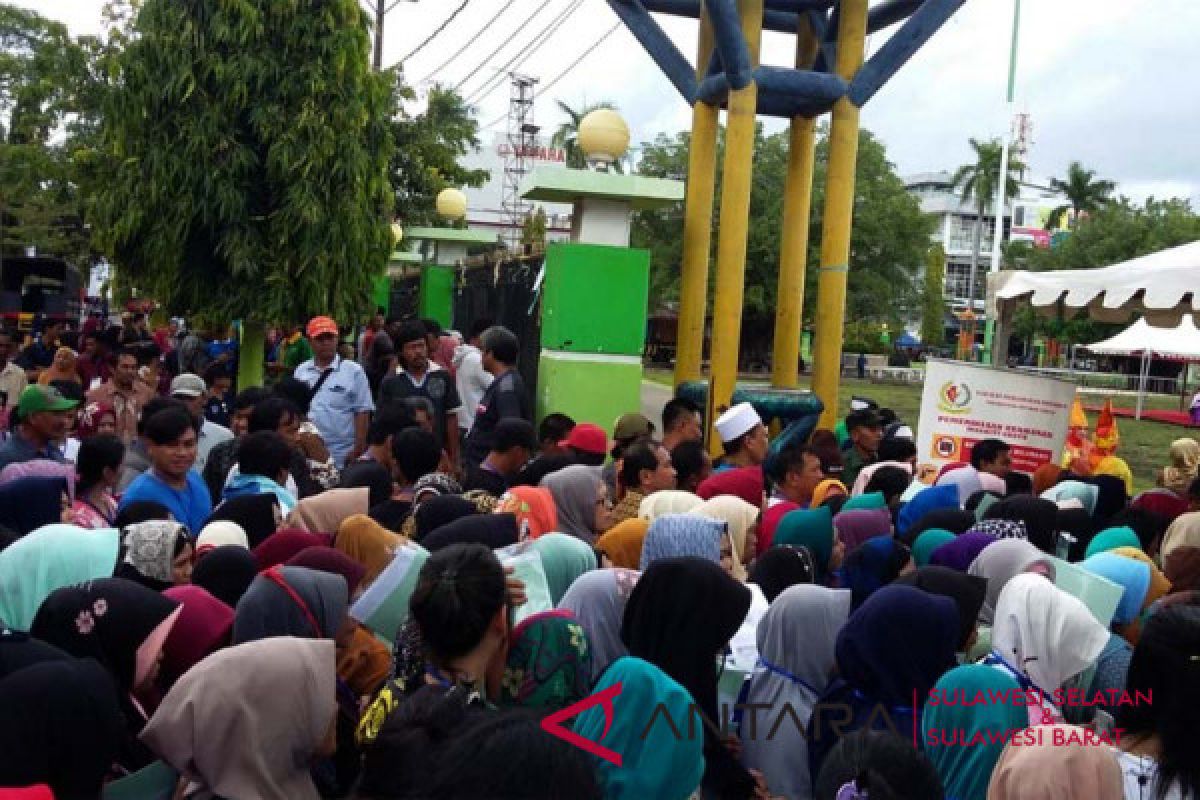 Presiden Jokowi bagikan sertifikat di kampung Habibie