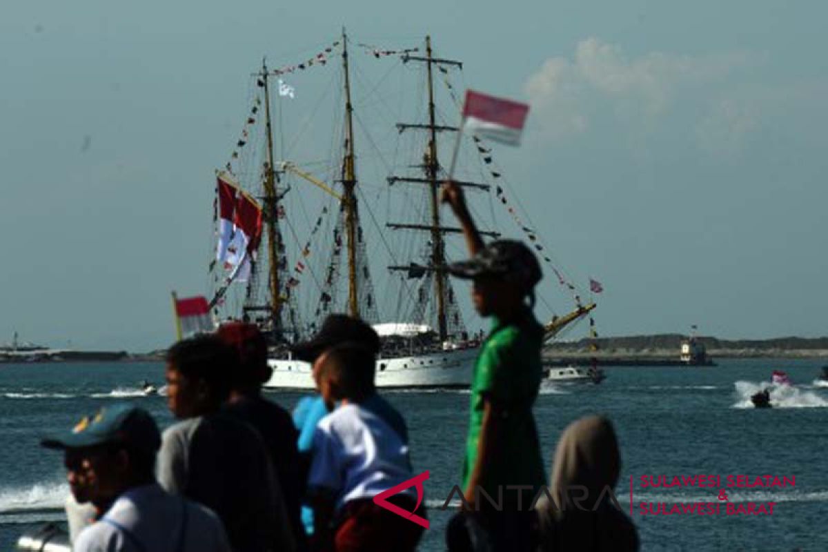 Marinir TNI AL  pembawa obor pertama di Makassar