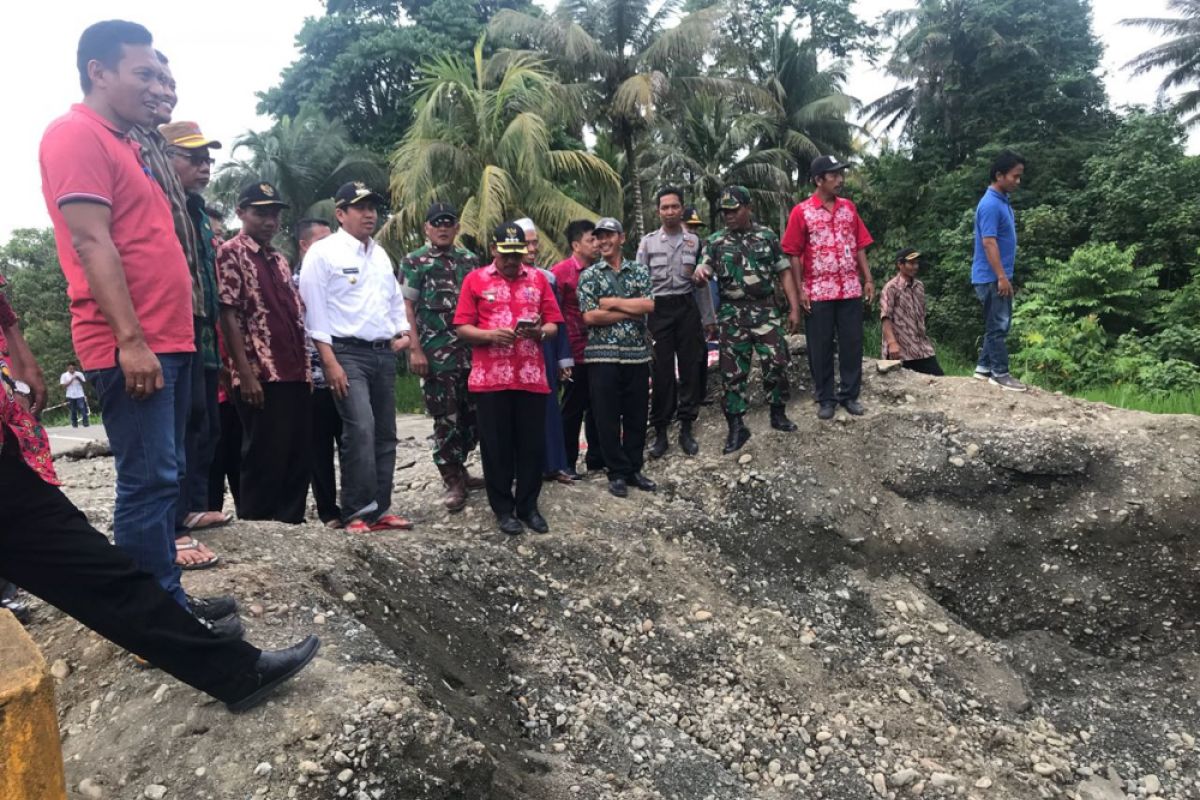 Bupati Banggai tinjau lokasi banjir di Toili