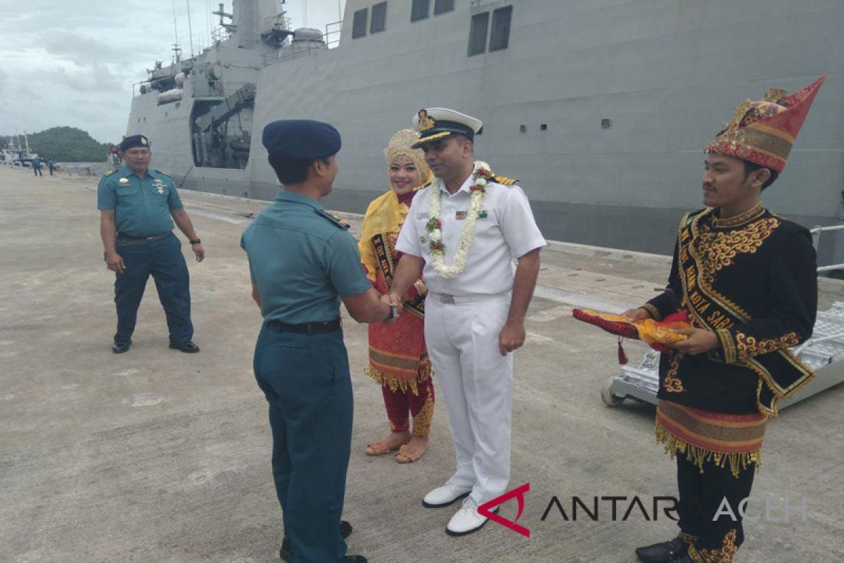 Warga berswafoto di kapal perang India