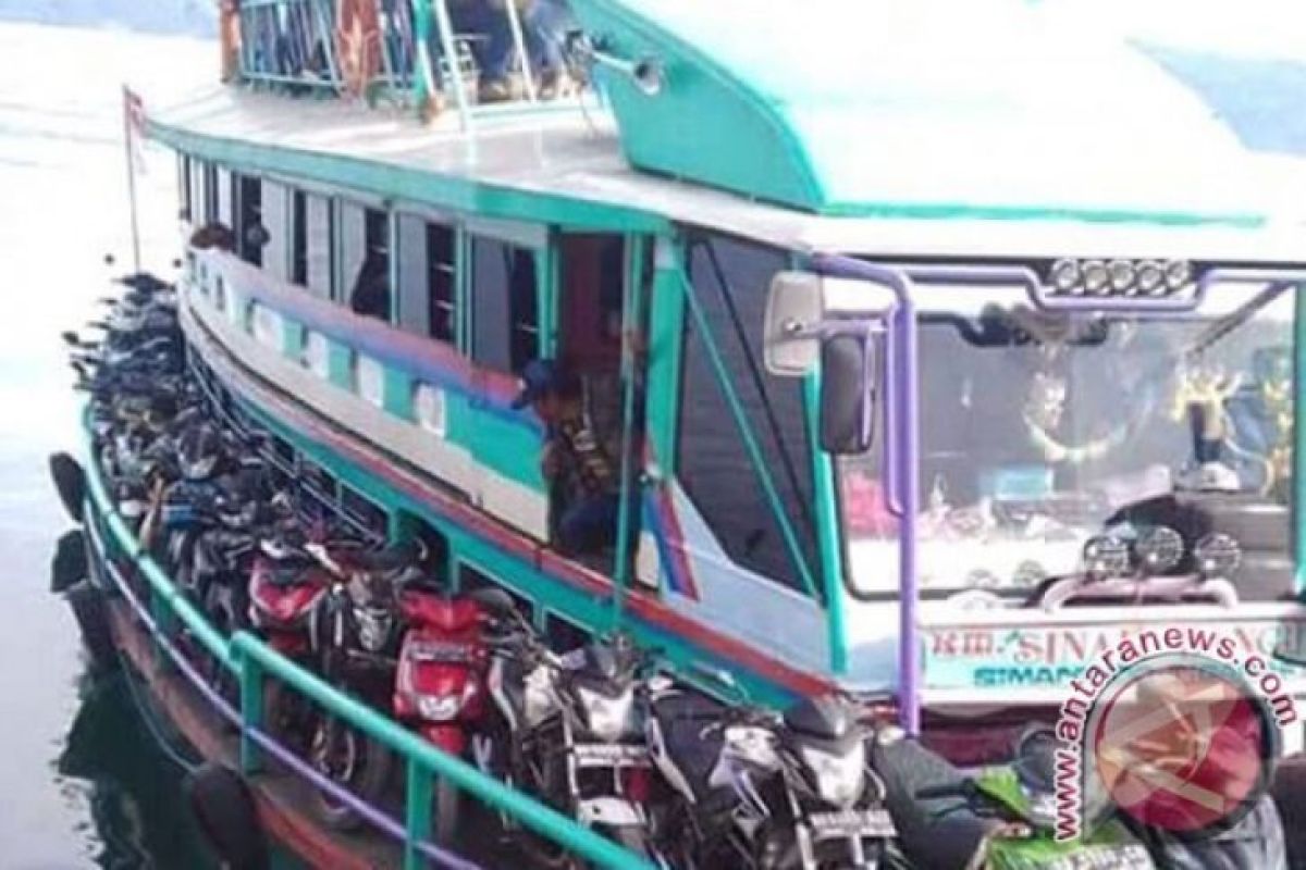 Kapal Penyeberangan Danau Toba Putus Tali Kemudi