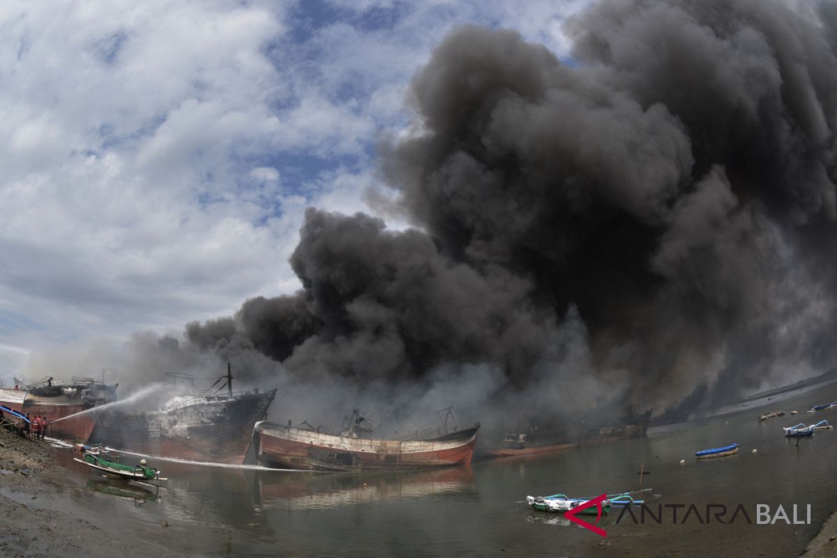 Olah TKP kebakaran kapal di Benoa dibatalkan (video)