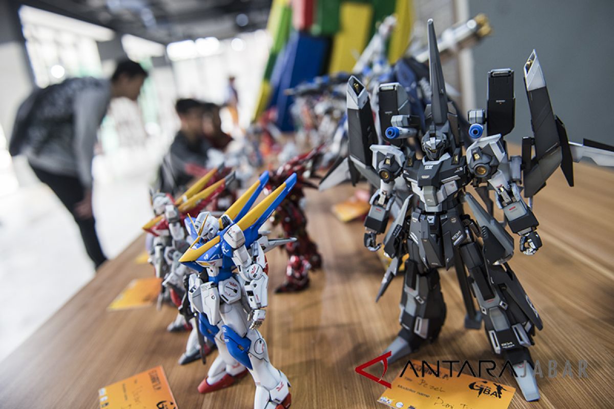 Hari ini bazaar aneka produk dan pameran Gundam