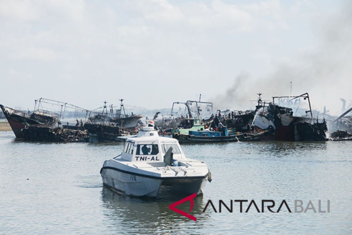 Lanal Denpasar bantu pemadaman kebakaran kapal Benoa