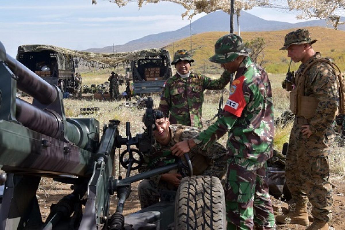 Marinir Indonesia Latihan Menembak Howitzer di Hawaii